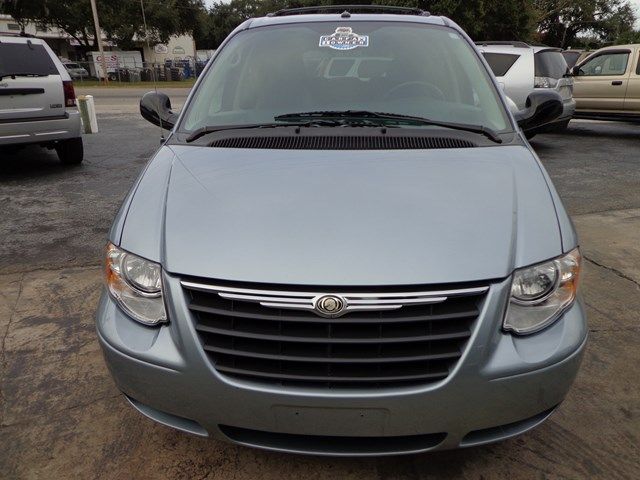 Chrysler Town and Country 2006 photo 2