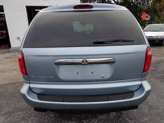 Chrysler Town and Country 2006 photo 3