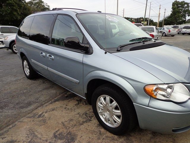 Chrysler Town and Country 2006 photo 4