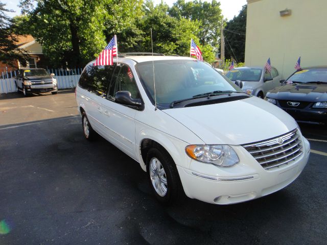 Chrysler Town and Country 2006 photo 1