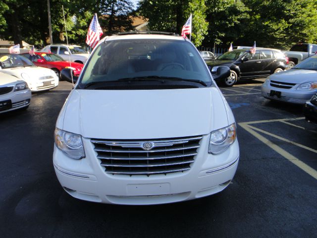Chrysler Town and Country 2006 photo 2
