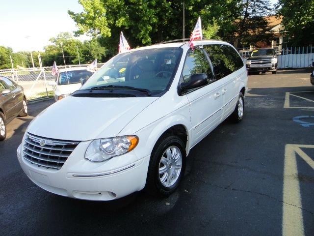 Chrysler Town and Country 2006 photo 3