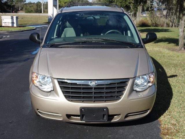 Chrysler Town and Country 2007 photo 2
