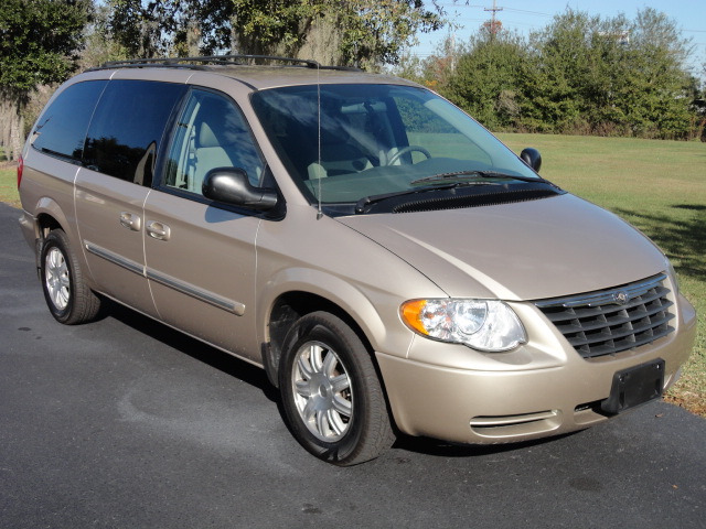 Chrysler Town and Country 2007 photo 3