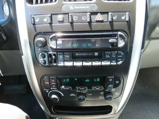 Chrysler Town and Country 2007 photo 2