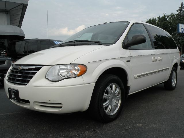 Chrysler Town and Country 2007 photo 1