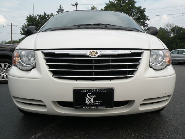 Chrysler Town and Country 2007 photo 3