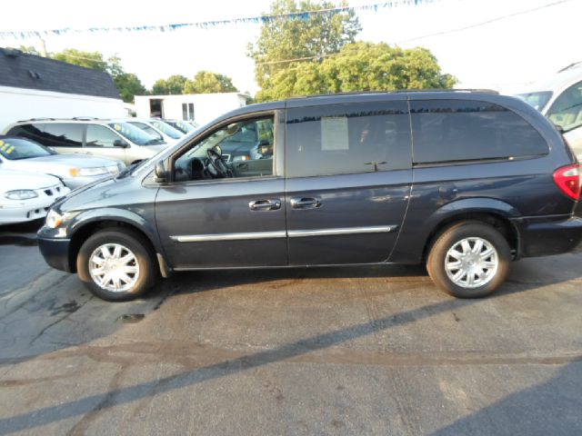 Chrysler Town and Country 2007 photo 2