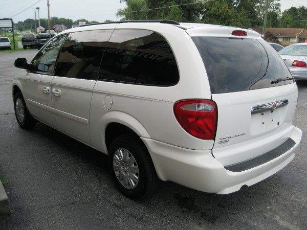 Chrysler Town and Country 2007 photo 3