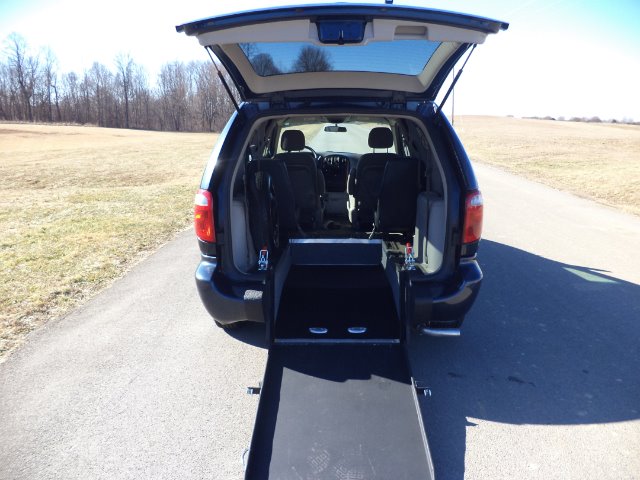 Chrysler Town and Country 2007 photo 2