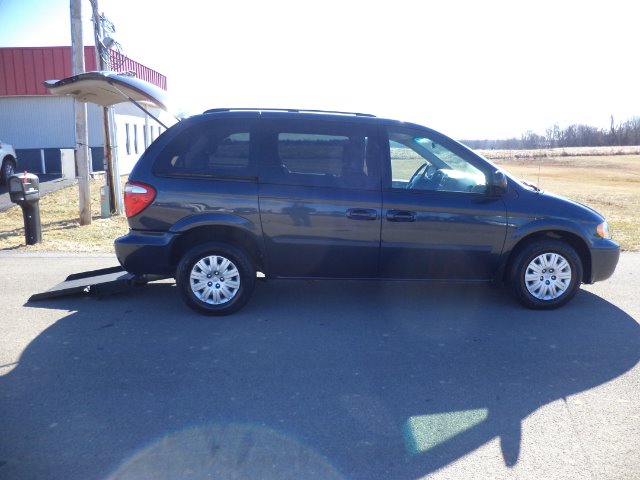 Chrysler Town and Country 2007 photo 3