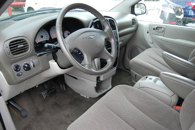 Chrysler Town and Country 2007 photo 2