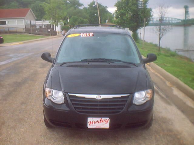 Chrysler Town and Country 2007 photo 2