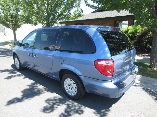Chrysler Town and Country 2007 photo 2