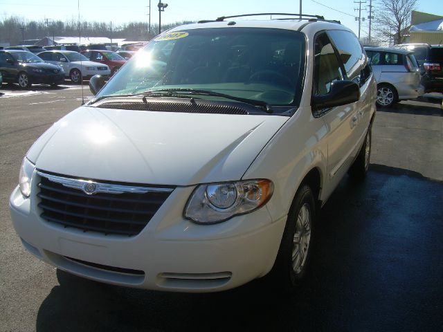 Chrysler Town and Country 2007 photo 2