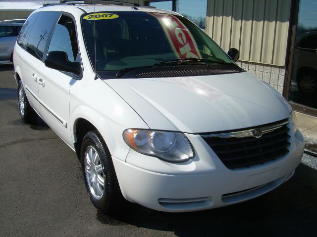 Chrysler Town and Country 2007 photo 3