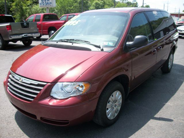Chrysler Town and Country 2007 photo 2