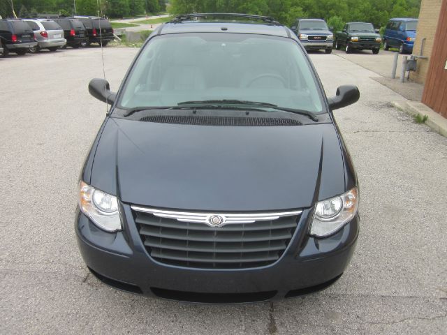 Chrysler Town and Country 2007 photo 2