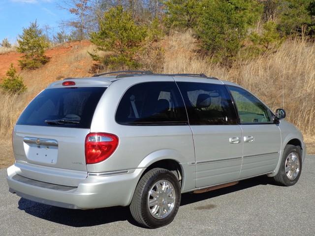 Chrysler Town and Country 2007 photo 2