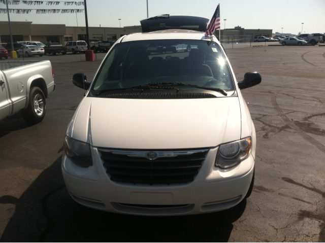 Chrysler Town and Country 2007 photo 1