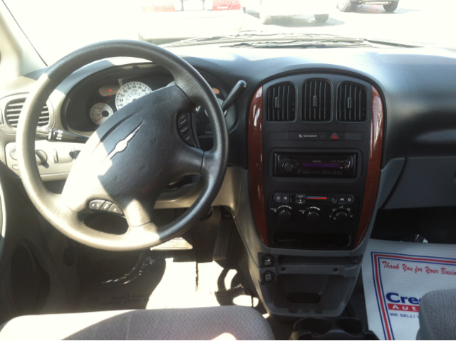 Chrysler Town and Country 2007 photo 2