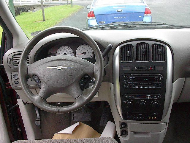 Chrysler Town and Country 2007 photo 3