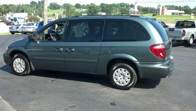 Chrysler Town and Country 2007 photo 2