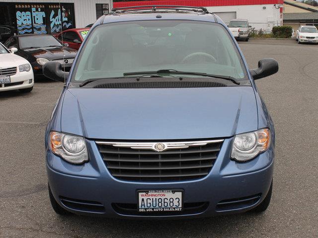 Chrysler Town and Country 2007 photo 1