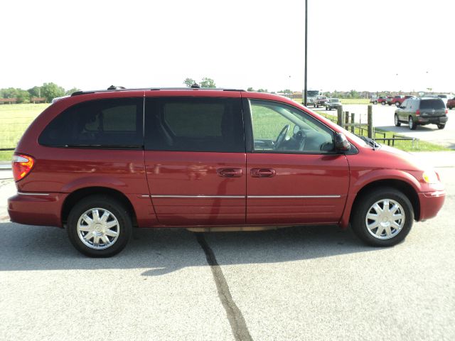 Chrysler Town and Country 2007 photo 2