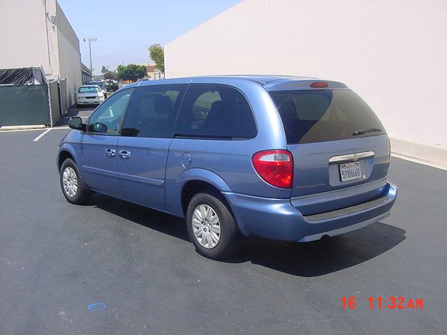 Chrysler Town and Country 2007 photo 2