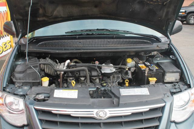 Chrysler Town and Country 2007 photo 2