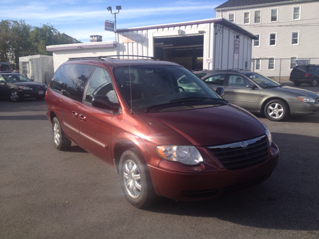 Chrysler Town and Country 2007 photo 2