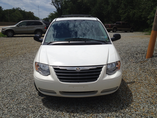 Chrysler Town and Country 2007 photo 2