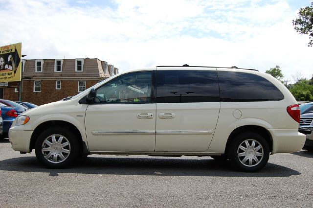 Chrysler Town and Country 2007 photo 1