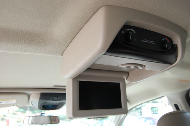 Chrysler Town and Country 2007 photo 2