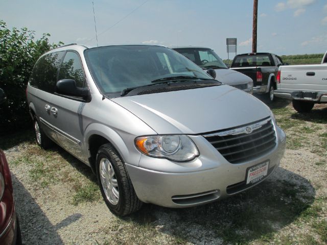 Chrysler Town and Country 2007 photo 2