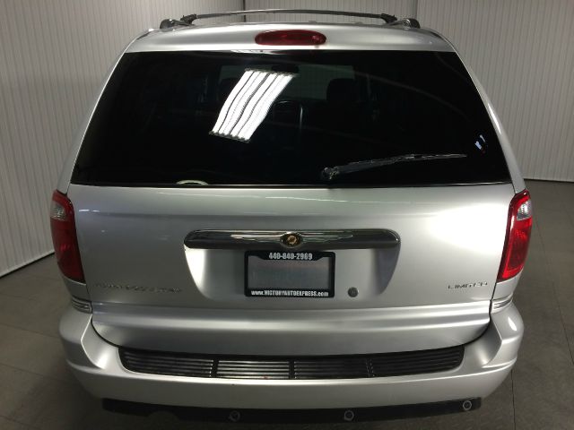 Chrysler Town and Country SLT 25 MiniVan