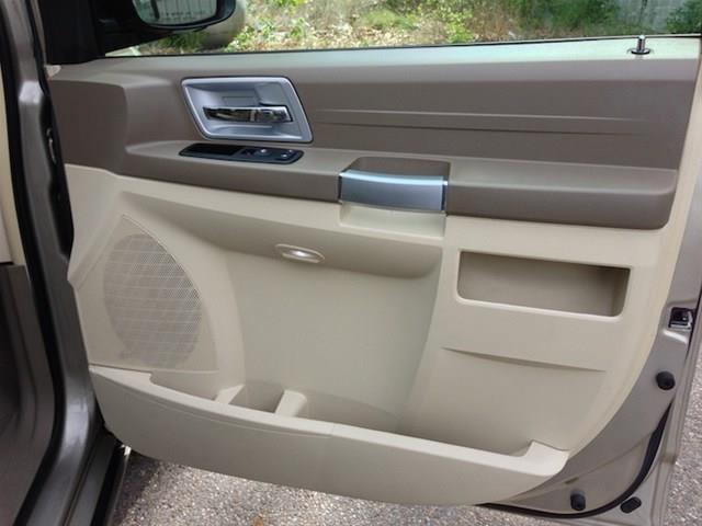 Chrysler Town and Country 2008 photo 27