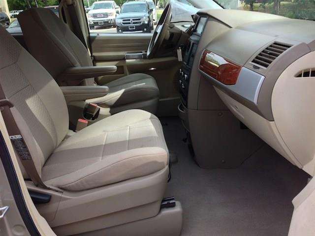 Chrysler Town and Country 2008 photo 29