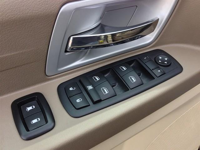 Chrysler Town and Country 2008 photo 3