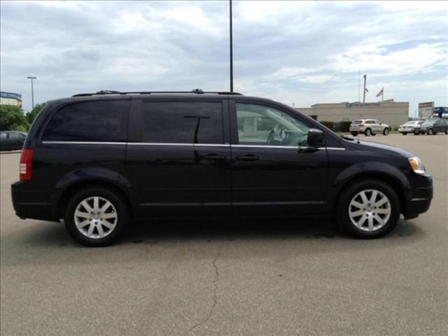 Chrysler Town and Country 2008 photo 1
