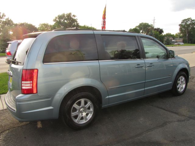 Chrysler Town and Country 2008 photo 2