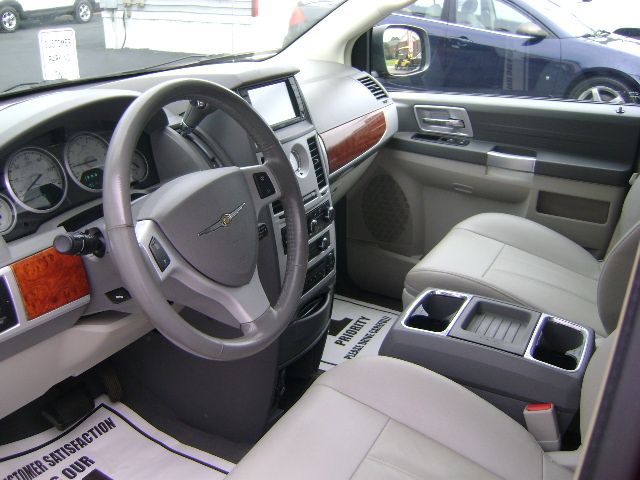 Chrysler Town and Country 2008 photo 2