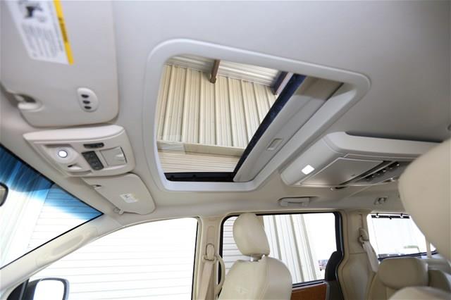 Chrysler Town and Country SLT 25 MiniVan