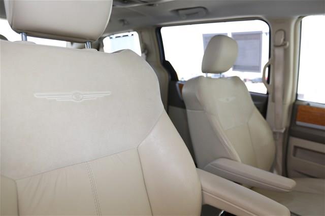 Chrysler Town and Country 2008 photo 14