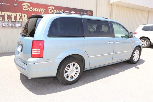 Chrysler Town and Country 2008 photo 2