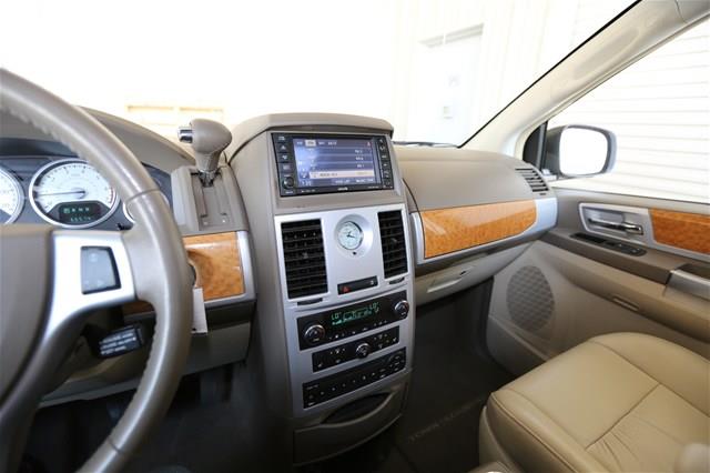 Chrysler Town and Country 2008 photo 7