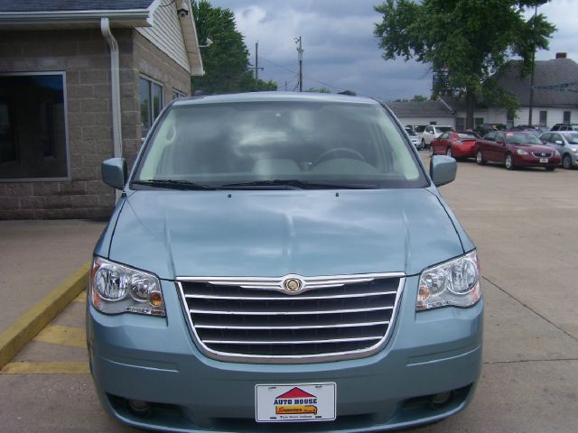 Chrysler Town and Country 2008 photo 2
