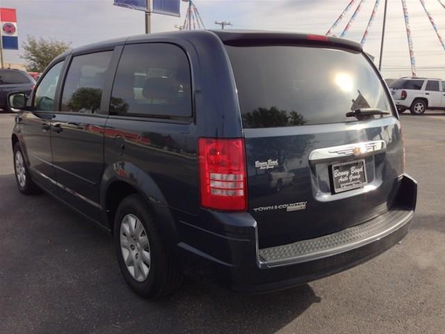 Chrysler Town and Country 2008 photo 1