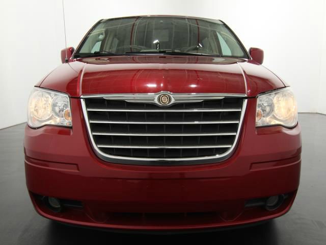 Chrysler Town and Country 2008 photo 2
